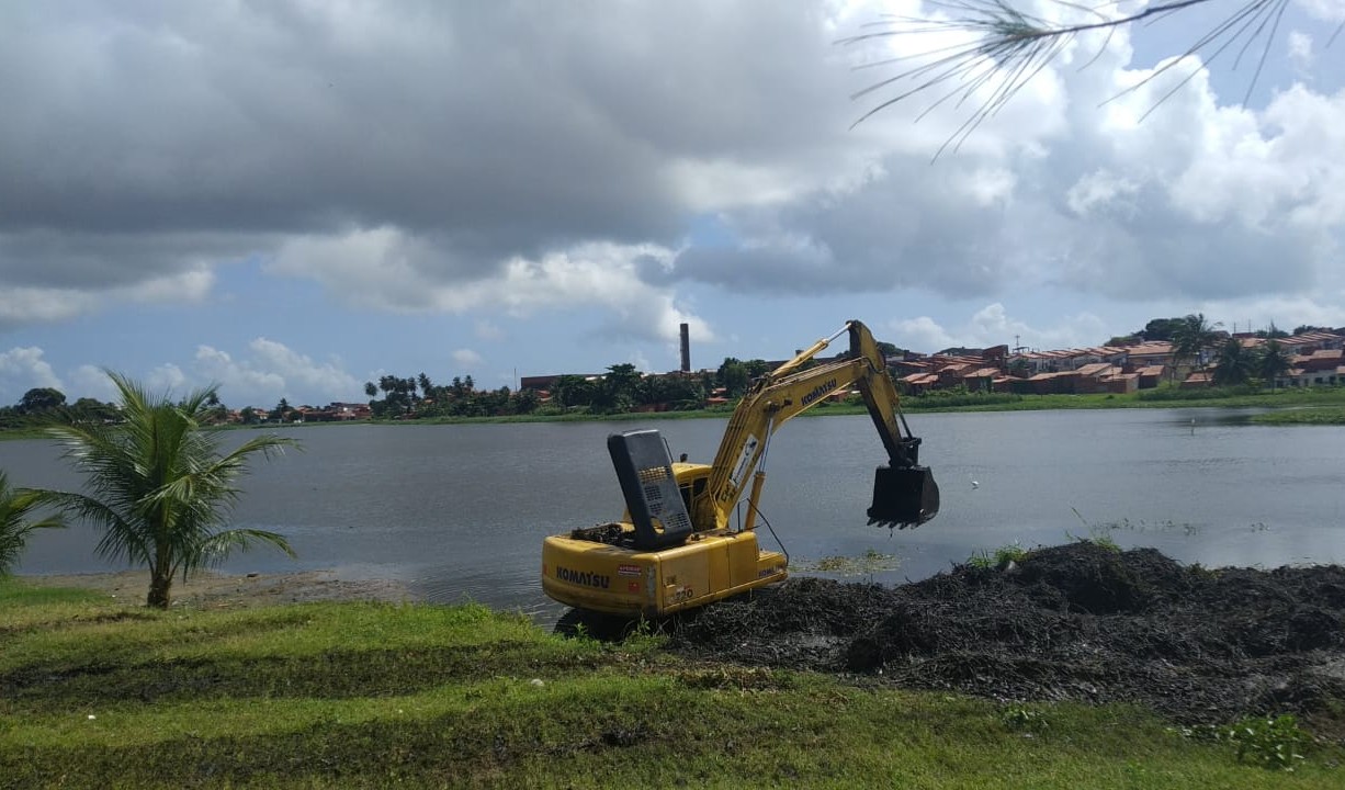 máquina retroescavadeira limpa a lagoa do urubu